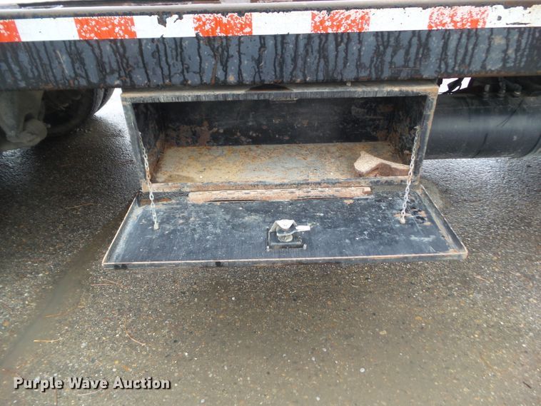 image for item DF0924 2007 Freightliner Business Class M2  hydratail flatbed truck