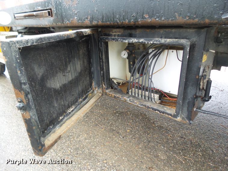 image for item DF0924 2007 Freightliner Business Class M2  hydratail flatbed truck