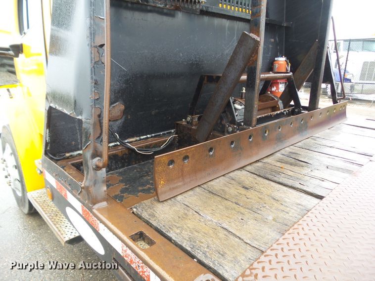 image for item DF0924 2007 Freightliner Business Class M2  hydratail flatbed truck