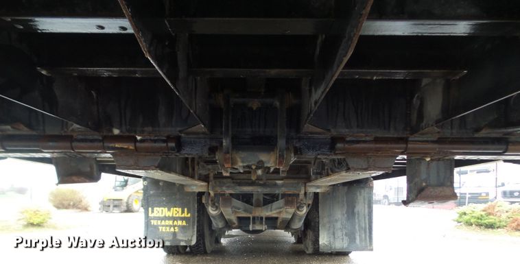 image for item DF0924 2007 Freightliner Business Class M2  hydratail flatbed truck