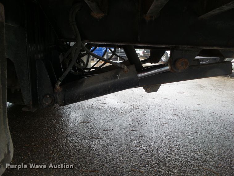 image for item DF0924 2007 Freightliner Business Class M2  hydratail flatbed truck