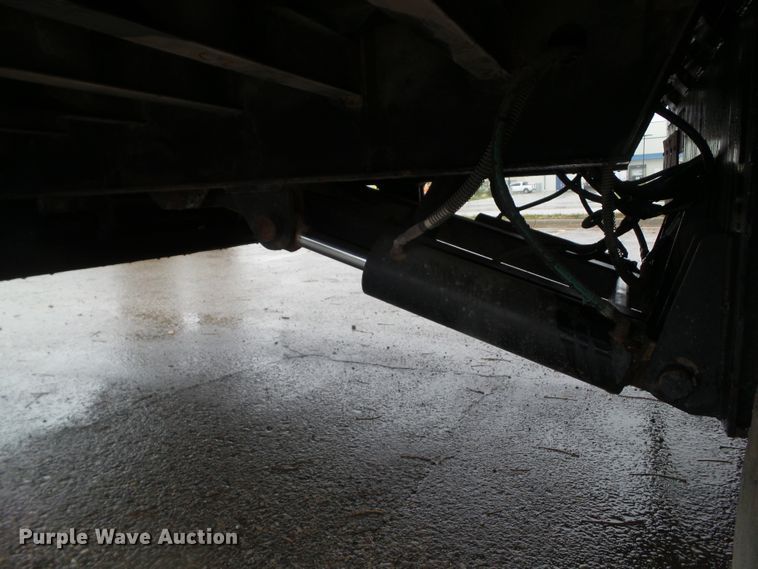 image for item DF0924 2007 Freightliner Business Class M2  hydratail flatbed truck