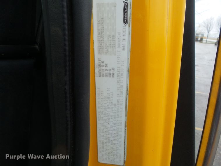 image for item DF0924 2007 Freightliner Business Class M2  hydratail flatbed truck