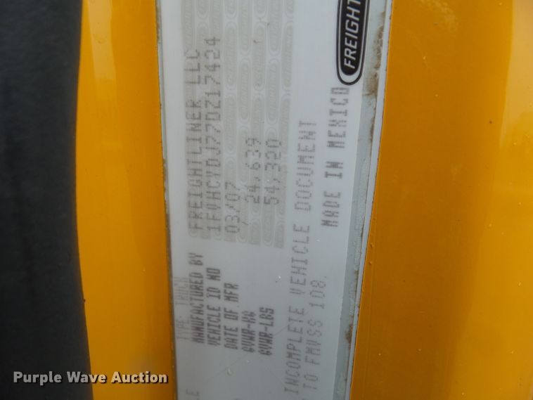 image for item DF0924 2007 Freightliner Business Class M2  hydratail flatbed truck