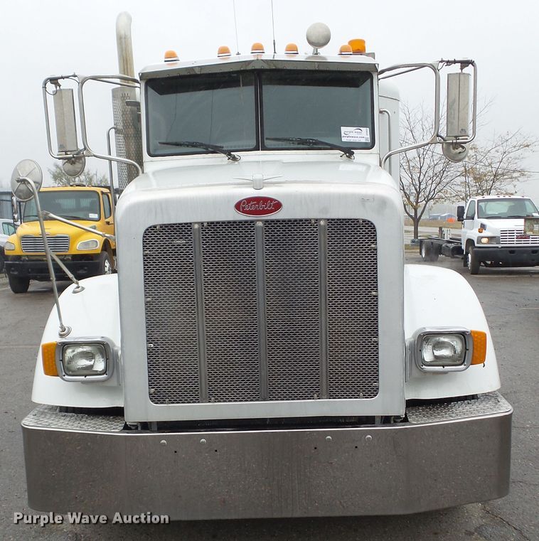 image for item DF0925 2011 Peterbilt 365  semi truck