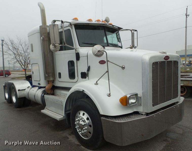 image for item DF0925 2011 Peterbilt 365  semi truck