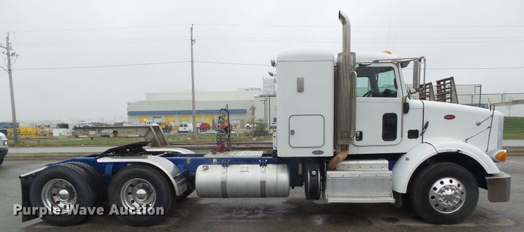 image for item DF0925 2011 Peterbilt 365  semi truck