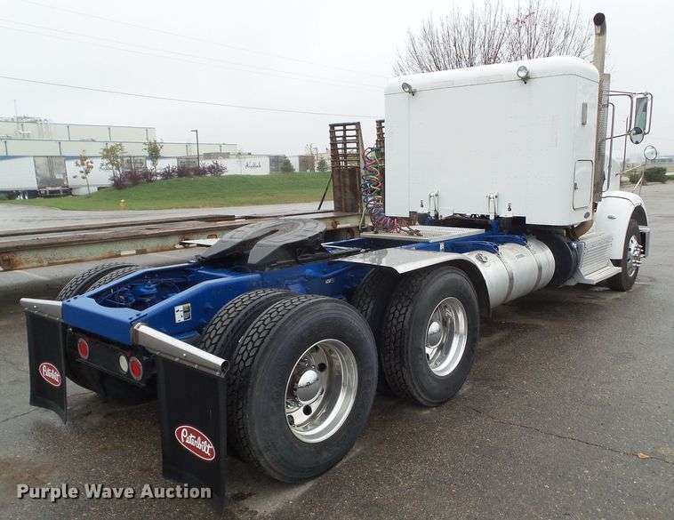 image for item DF0925 2011 Peterbilt 365  semi truck