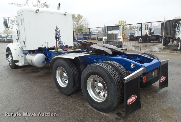 image for item DF0925 2011 Peterbilt 365  semi truck