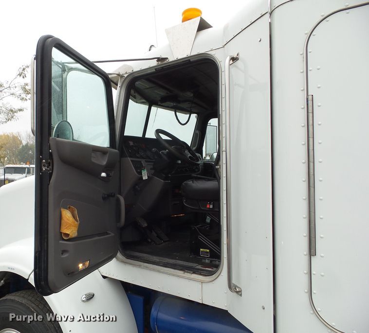 image for item DF0925 2011 Peterbilt 365  semi truck