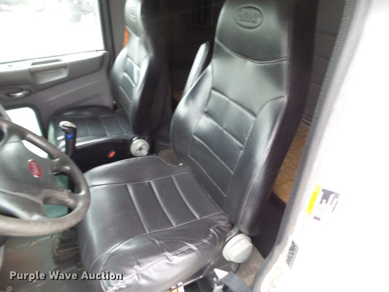 image for item DF0925 2011 Peterbilt 365  semi truck