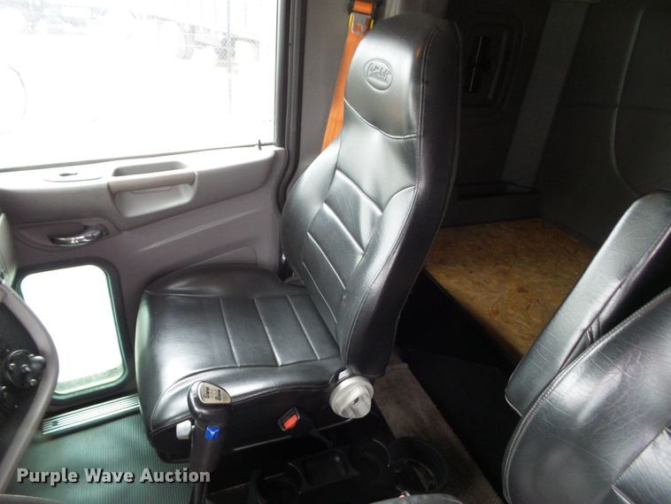 image for item DF0925 2011 Peterbilt 365  semi truck