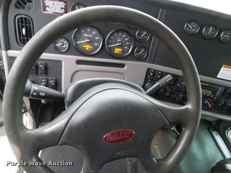 image for item DF0925 2011 Peterbilt 365  semi truck