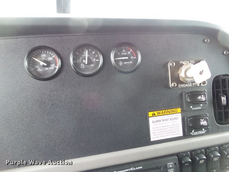 image for item DF0925 2011 Peterbilt 365  semi truck