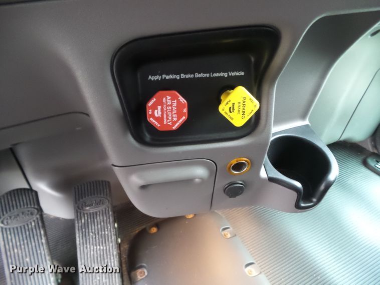 image for item DF0925 2011 Peterbilt 365  semi truck