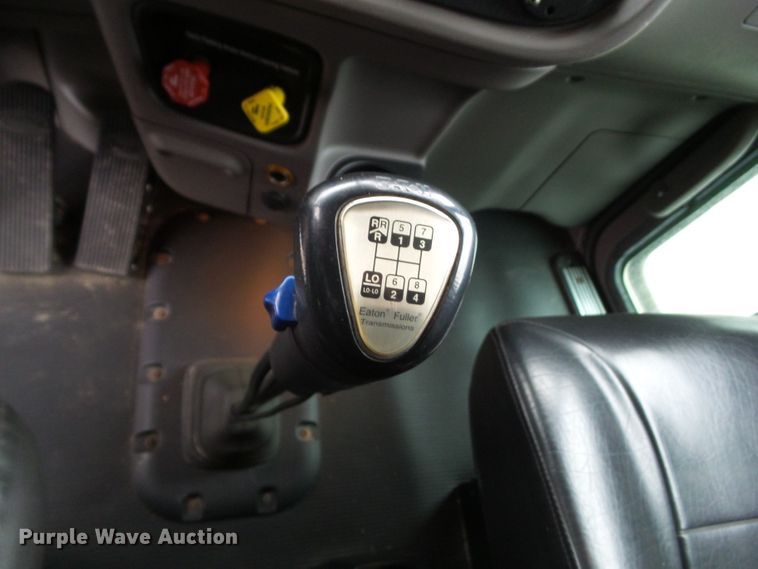 image for item DF0925 2011 Peterbilt 365  semi truck