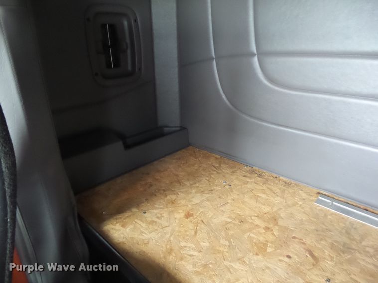 image for item DF0925 2011 Peterbilt 365  semi truck