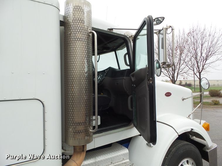 image for item DF0925 2011 Peterbilt 365  semi truck