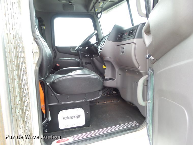 image for item DF0925 2011 Peterbilt 365  semi truck