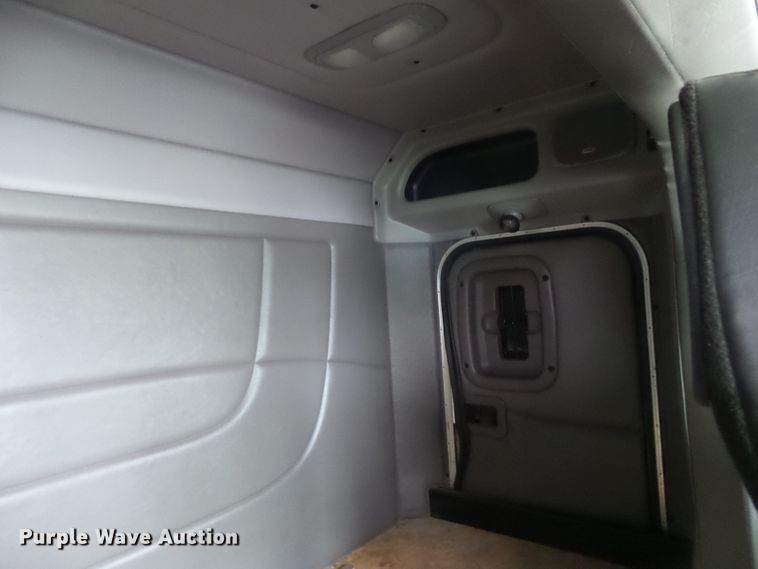 image for item DF0925 2011 Peterbilt 365  semi truck