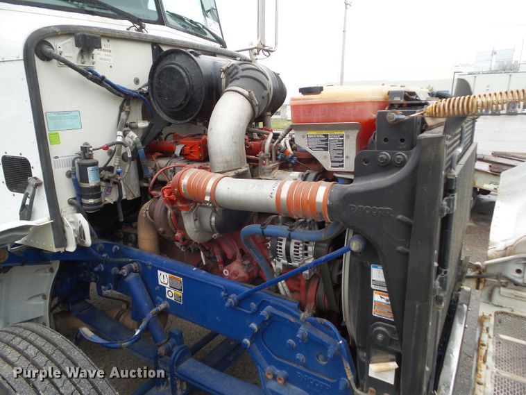 image for item DF0925 2011 Peterbilt 365  semi truck