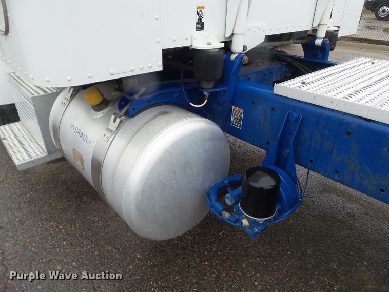 image for item DF0925 2011 Peterbilt 365  semi truck