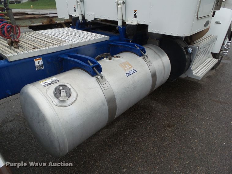 image for item DF0925 2011 Peterbilt 365  semi truck