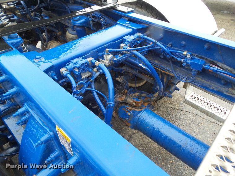 image for item DF0925 2011 Peterbilt 365  semi truck