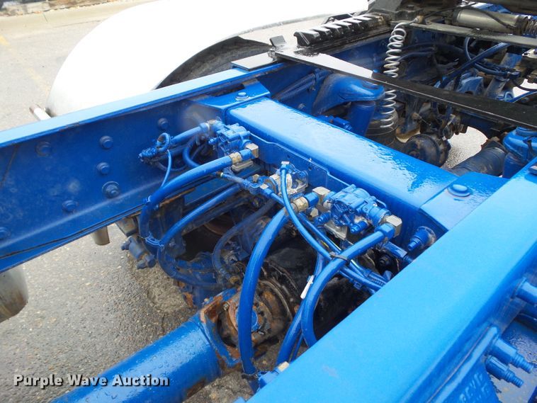 image for item DF0925 2011 Peterbilt 365  semi truck