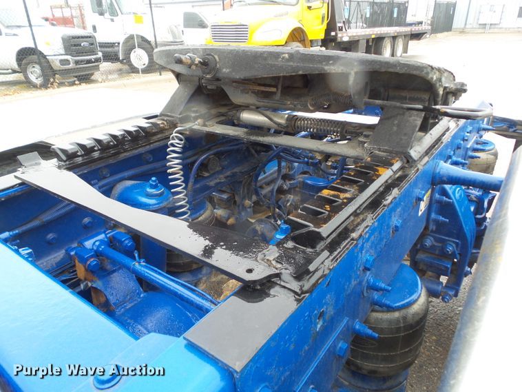 image for item DF0925 2011 Peterbilt 365  semi truck