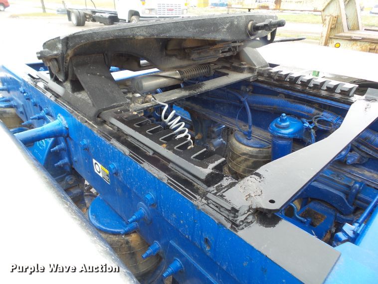 image for item DF0925 2011 Peterbilt 365  semi truck