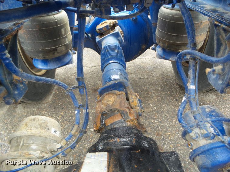 image for item DF0925 2011 Peterbilt 365  semi truck