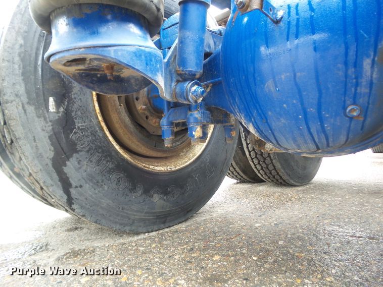 image for item DF0925 2011 Peterbilt 365  semi truck