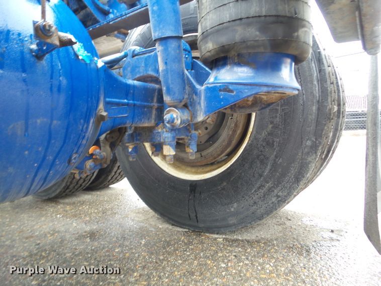 image for item DF0925 2011 Peterbilt 365  semi truck