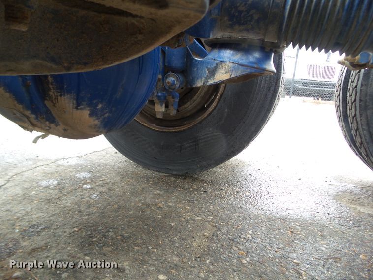 image for item DF0925 2011 Peterbilt 365  semi truck