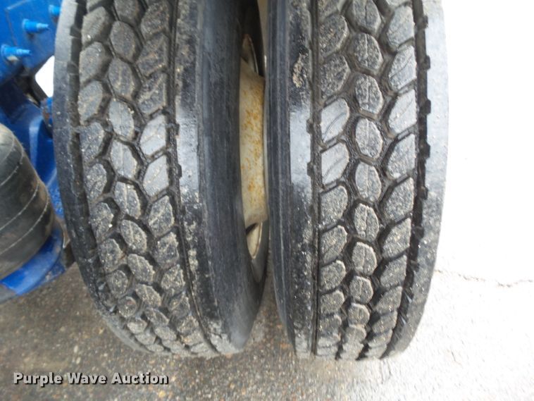 image for item DF0925 2011 Peterbilt 365  semi truck