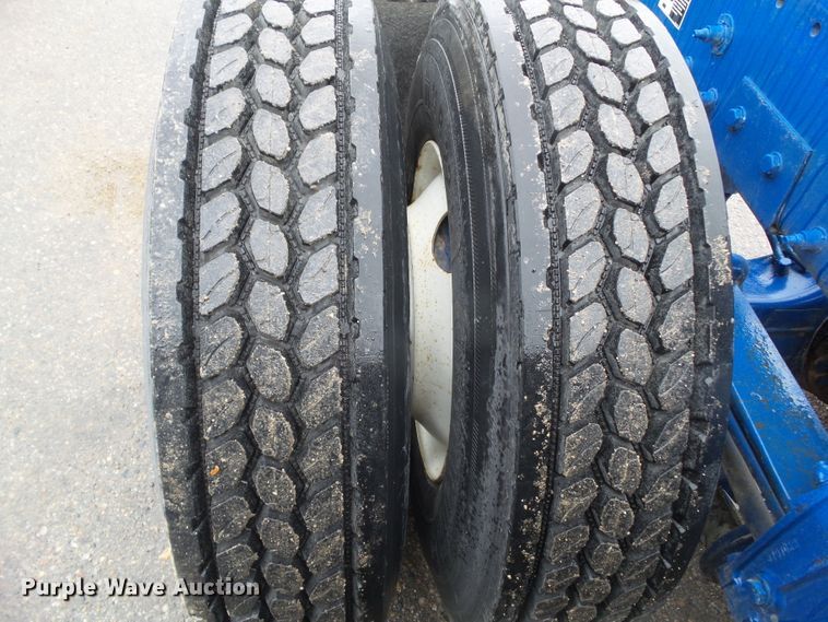 image for item DF0925 2011 Peterbilt 365  semi truck