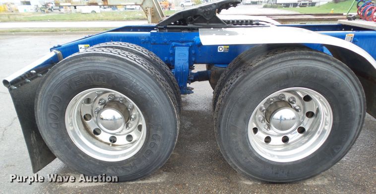 image for item DF0925 2011 Peterbilt 365  semi truck