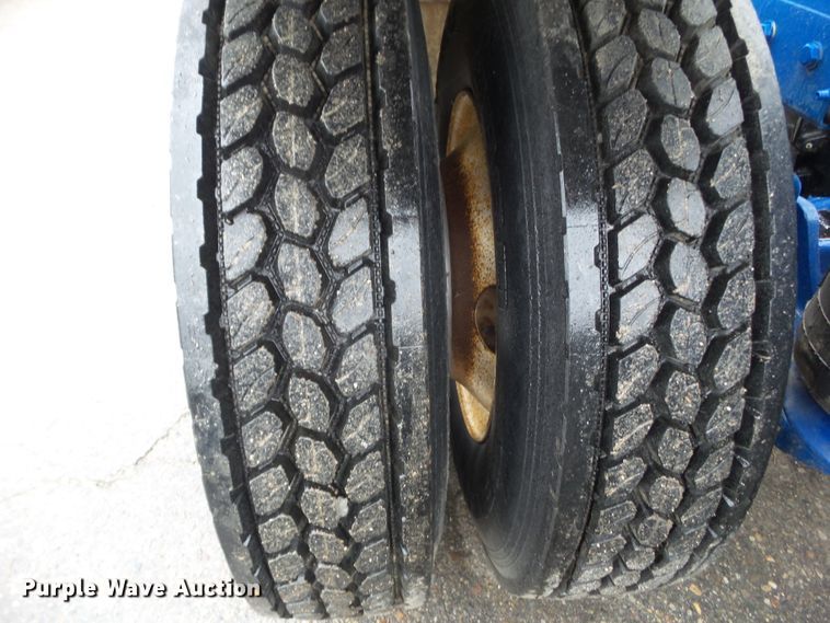 image for item DF0925 2011 Peterbilt 365  semi truck