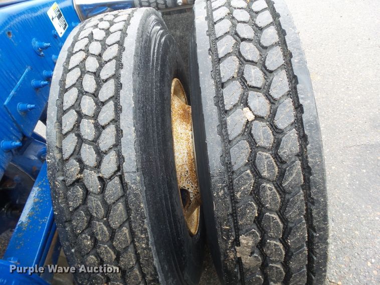 image for item DF0925 2011 Peterbilt 365  semi truck