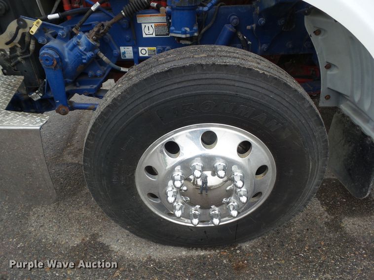 image for item DF0925 2011 Peterbilt 365  semi truck