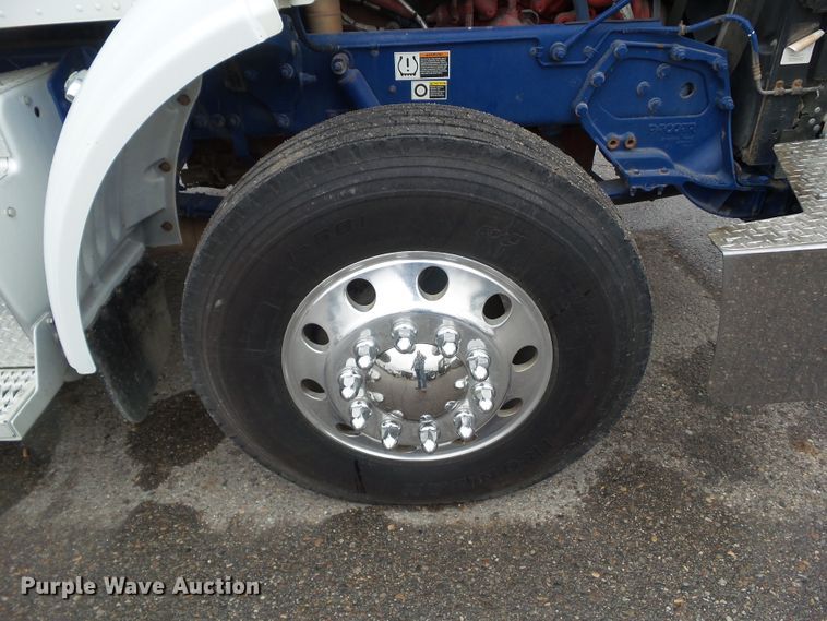 image for item DF0925 2011 Peterbilt 365  semi truck