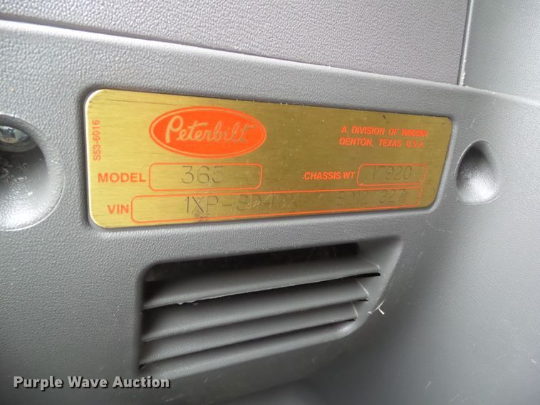 image for item DF0925 2011 Peterbilt 365  semi truck