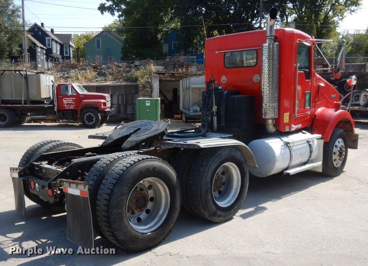 image for item DH0247 2001 Kenworth T800  semi truck