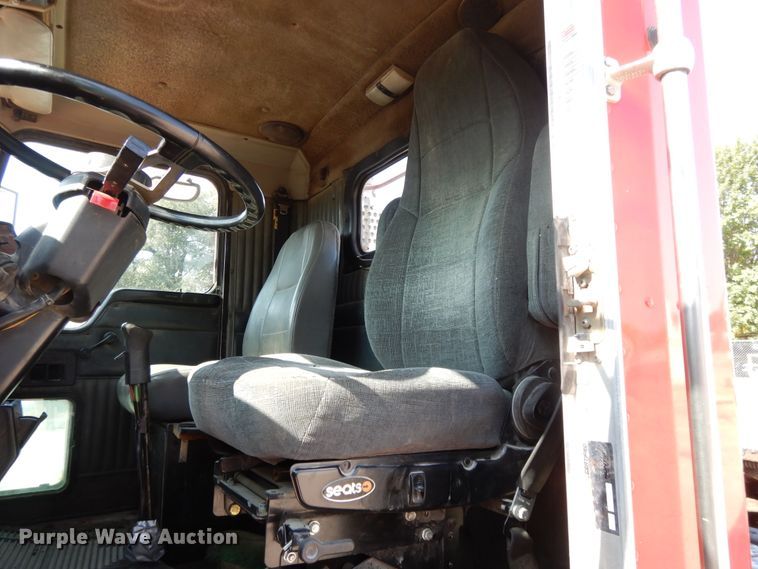 image for item DH0247 2001 Kenworth T800  semi truck