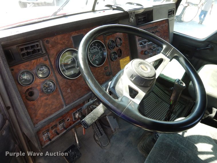 image for item DH0247 2001 Kenworth T800  semi truck