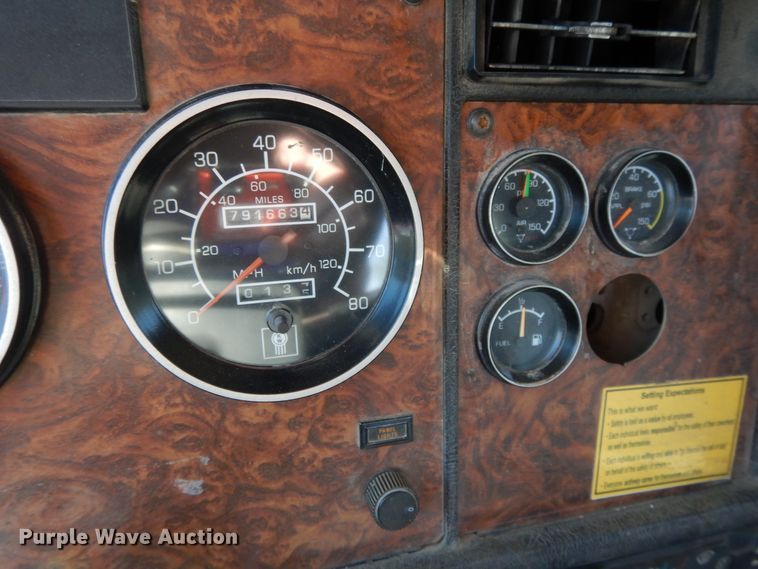 image for item DH0247 2001 Kenworth T800  semi truck