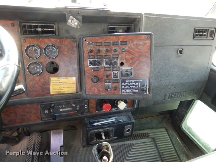 image for item DH0247 2001 Kenworth T800  semi truck