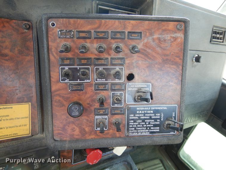 image for item DH0247 2001 Kenworth T800  semi truck