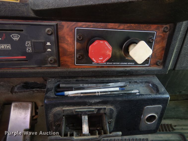 image for item DH0247 2001 Kenworth T800  semi truck